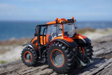 Load image into Gallery viewer, Britains 1:32 Kubota M7 154 Tractor 43438