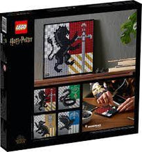 Load image into Gallery viewer, LEGO 31201 Harry Potter Hogwarts Crest