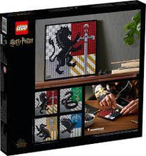 Load image into Gallery viewer, LEGO 31201 Harry Potter Hogwarts Crest
